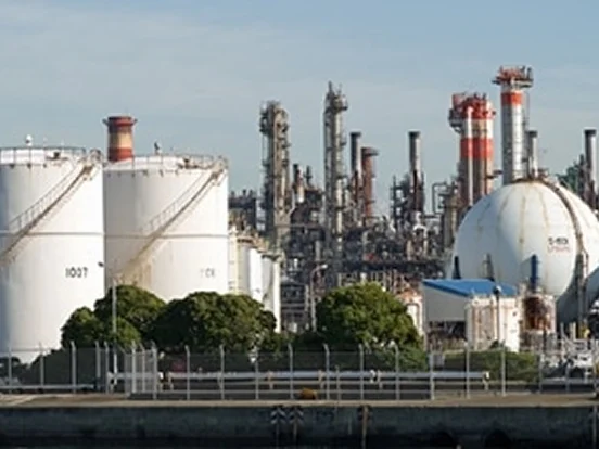石油精製の現場